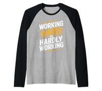 Working Hard Or Hardly Working Divertido diseño de Frase Camiseta Manga Raglan