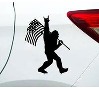 WSQ Sasquatch Bigfoot Rock On American Flag Vinilo calcomanía de vinilo de alta calidad negro para parachoques de coche, camión, camioneta, SUV, ventana, pared, barco, vasos, laptop o cualquier superficie lisa, tamaño 5 pulgadas