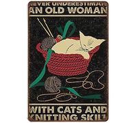 XIAOQIU Letrero retro de lata con texto en inglés "Never Underestimate an Old Woman with Cats and Knitting Skill", decoración de pared vintage, letreros novedosos para el hogar, cocina, cafetería, bar