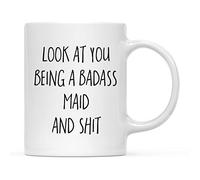 XLHFCHLX Divertida taza de café de 325 ml, con texto en inglés "Look at You Being a Badass Maid", 1 paquete, incluye caja, Navidad, cumpleaños, vino, alcohol, ideas para compañeros de trabajo, jefe