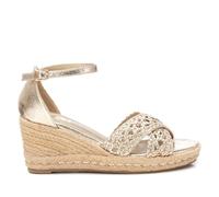 XTI | Sandalias XTI para mujer 142774 moda joven color oro con cierre de hebilla y plataforma