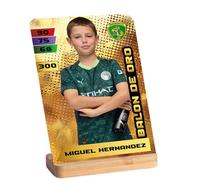 xulisimo Lamina de Fútbol Personalizada con Foto y Nombre | Cromo de Futbolista en Aluminio con Peana de Bambú | Regalo y Decoración para Amantes del Fútbol (12,7 x 17,8 cm)