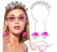 Y el moderno juego de aretes de gafas de sol añade un toque único a tu look