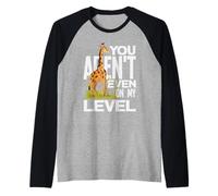 You Arent Even On My Level Funny Tall Giraffe Juego de Palabras sarcástico Camiseta Manga Raglan