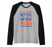 You Look Better On Social Media Realidad sarcástica ------- Camiseta Manga Raglan