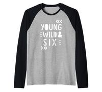 Young Wild and Six - Kids 6th Birthday Present Camiseta Manga Raglan