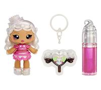 Yummiland Lip Gloss Doll: Sour Sweeties - Misty Cakes - Incluye 1 Muñeca, Brillo de Labios DIY + Llavero Extraíble, Juego de Cosméticos, Coleccionable, Adecuado para Niños Mayores de 4 Años