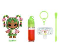 Yummiland x Holiday Lip Gloss Doll - Halle Candy Cane - Incluye 1 Muñeca, Brillo de Labios DIY + Llavero, Juego de Cosméticos, Coleccionable de Temporada, Adecuado para Niños Mayores de 4 años