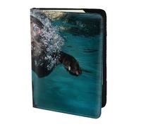 YUNWEIKEJI Gracioso Perro Labrador Negro Nadando con Cara expresiva, Funda para Pasaporte Cartera de Viaje de Cuero PU Funda para Pasaporte Fundas para Pasaporte 5,5 Pulgadas