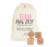 ZINELLO DESIGN EVJF Fun - Desafíos divertidos y atrevidos para la despedida de soltera, paquete de 4 dados de madera + tarjeta de reglas + scoreboard + bolsa de algodón - Accesorio EVJF imprescindible