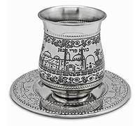 Zion Judaica - Juego de tazas clásicas de acero inoxidable para niños, diseño de Jerusalén y bendición de vino, copa de vino sin tallo con bandeja, decoraciones de Shabat en forma de vaso para Pascua