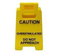 ZoraYorce Señal de advertencia de escritorio con texto en inglés "Caution Overstimulated", divertida decoración de mesa de advertencia de mesa, mini señal de advertencia impresa en 3D para colegas