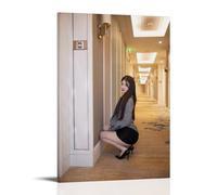 ZOZO HOUSE Modelo Girl Squatting in The Corridor Pintura 16 x 24 pulgadas (40 x 60 cm)