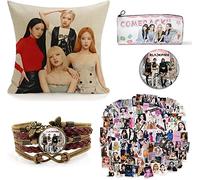 ZPPLD Blackpink Artículos de Merchandising, set de regalo para fans de Blackpink, 1 funda de cojín Blackpink, 1 pulsera de piel trenzada, 100 pegatinas Blackpink, estuche de lona de una capa, broche