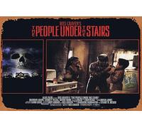 Zuhhgii Cartel retro de hojalata con texto en inglés "The People Under the Stairs" - Tarjeta original del vestíbulo de 6 Wes Craven Brandon Adams retro de película antigua, póster de metal, letrero de