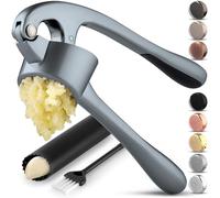 Zulay Kitchen Prensa de ajo premium con mango suave y fácil de apretar, incluye pelador de ajo de silicona y cepillo de limpieza, herramienta picadora de ajo de 3 piezas, trituradora de ajo resistente