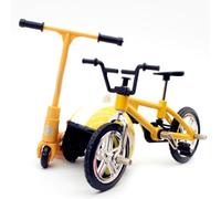 Zunate Juego de Scooter de Bicicleta en Miniatura de Casa de Muñecas a Escala 1:12 con Casco, Mini Modelo de Aleación de Plástico para Escena Al Aire Libre, Pantalla Amarilla Pintada a Mano para