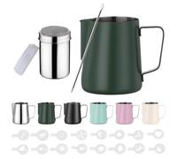 Zuquik Jarra de leche de acero inoxidable, 600 ml, con medición Mark 24 oz, jarra de espuma de leche con dispensador de cacao, 16 plantillas y bolígrafo para capuchino y espresso, verde esmeralda