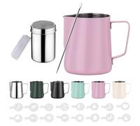 Zuquik Jarra de leche de acero inoxidable, 600 ml, con medición Mark 24 oz, jarra de espuma de leche con espolvoreador de cacao, 16 plantillas y bolígrafo para capuchino y espresso, color rojo rosa